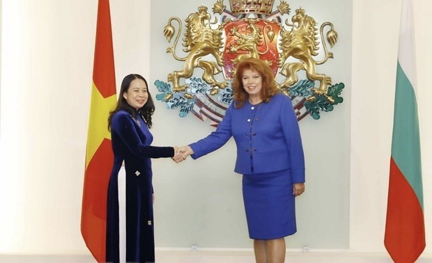 Vice President Vo Thi Anh Xuan (left) and her Bulgarian counterpart Iliana Iotova (Photo: VNA)