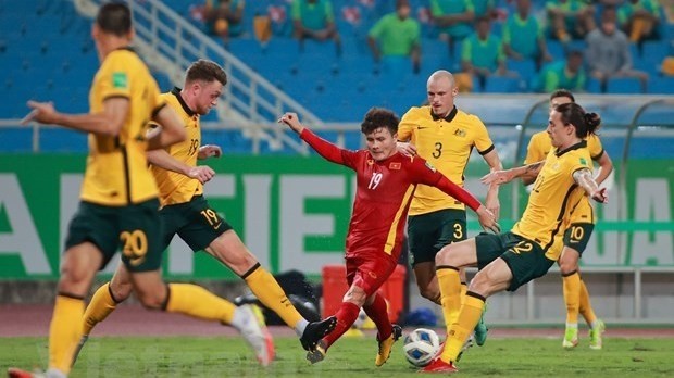 Nguyen Quang Hai of Vietnam (in red) vies for the ball during the match against Australia. (Photo: VNA)