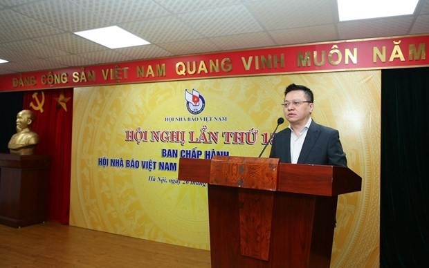 The new chairman of the Vietnam Journalists Association Le Quoc Minh speaks at the VJA Executive Committee's meeting. (Photo: Vietnamplus)
