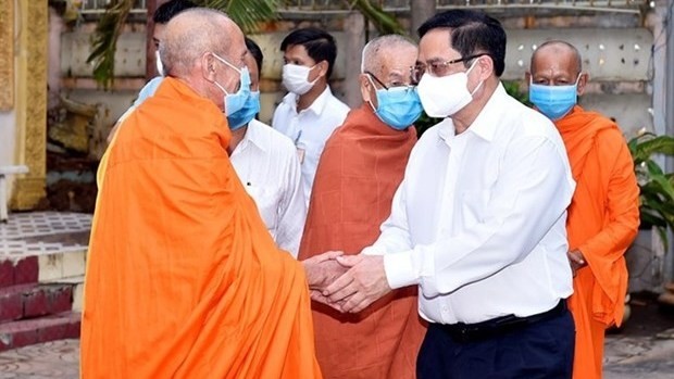 Prime Minister Pham Minh Chinh visits the Buddhist Sangha in Can Tho city on May 22. (Photo: VNA)