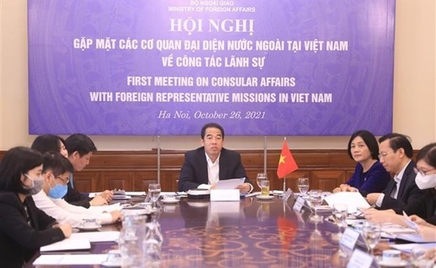 Deputy Foreign Minister To Anh Dung chairs the meeting with foreign representative agencies in Vietnam on October 26. (Photo: VNA)