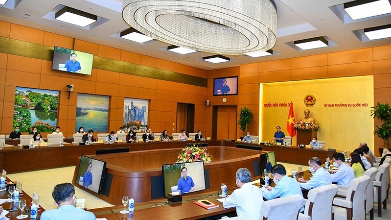 National Assembly Chairman Vuong Dinh Hue chaired a working session on policies to support the economy to overcome difficulties (Photo: DUY LINH)