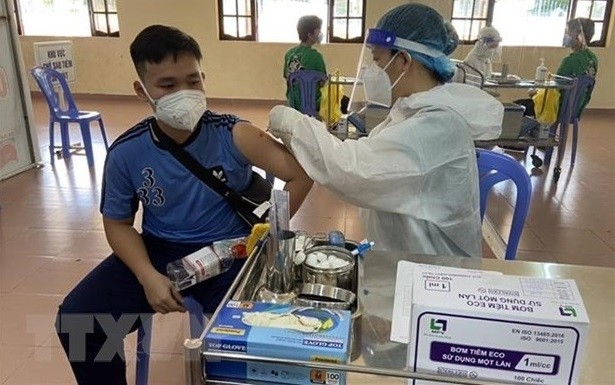 A local resident in Ba Ria-Vung Tau province gets vaccinated against COVID-19 (Photo: VNA)