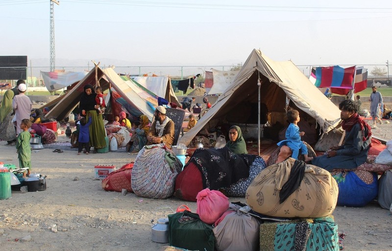 Afghan refugees set up a makeshift camp at the Afghanistan-Pakistan border, August 31, 2021. (Photo: AFP/VNA)