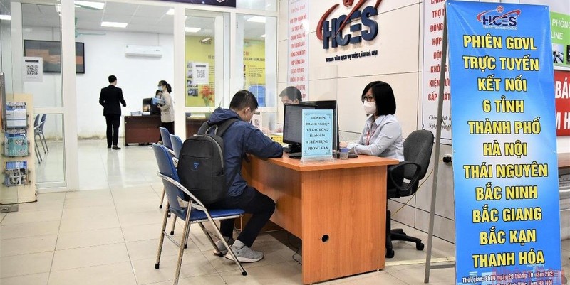 Resumes of job seekers received at the online job fair on the morning of October 28. (Photo: NDO)