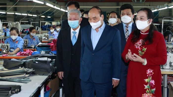 President Nguyen Xuan Phuc tours the leather maker LADODA (Photo: VNA)