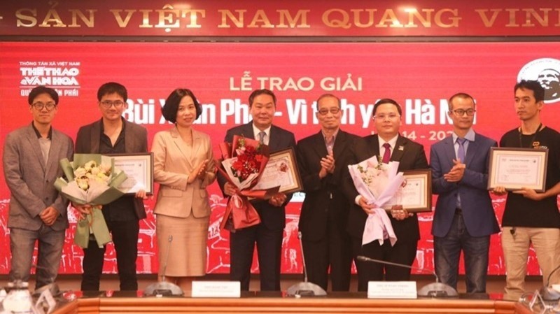 Vice Chairman of Hanoi People's Committee Le Hong Son on behalf of the government and people of the Capital received "The Job Prize" of the 14th "Bui Xuan Phai - For the Love of Hanoi" Award. 