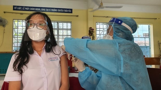 A student of the Hung Vuong School for the Gifted in Thu Dau Mot city, Binh Duong province, is vaccinated against COVID-19 on October 31 (Photo: VNA)