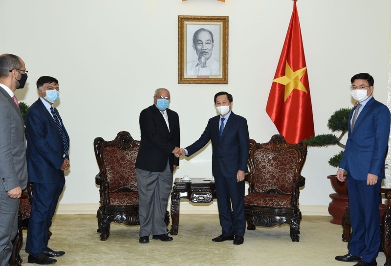 Deputy Prime Minister Le Minh Khai (R) and Kuwaiti Minister of Oil Mohammad Abdullateef M A Alfares at their meeting in Hanoi (Photo: VGP)