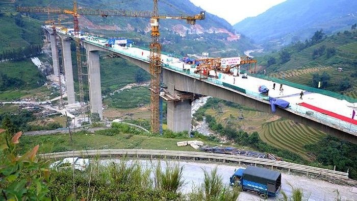 The construction of Mong Sen Viaduct, a part of the Noi Bai - Lao Cai - Sapa Highway, has been accelerated. (Photo: QUOC HONG)