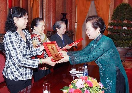 Vice President Nguyen Thi Doan presents gifts to former political prisoners