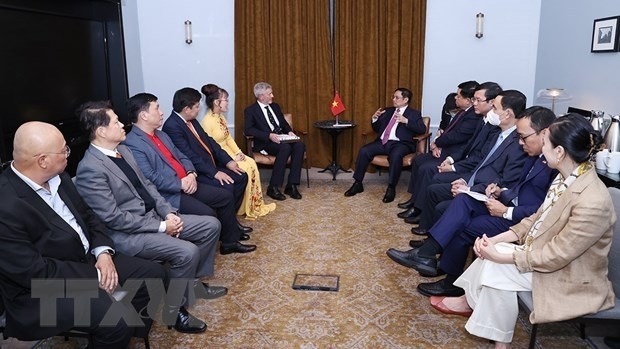 Prime Minister Pham Minh Chinh receives leaders of Oxford University. (Photo: Duong Giang/VNA)