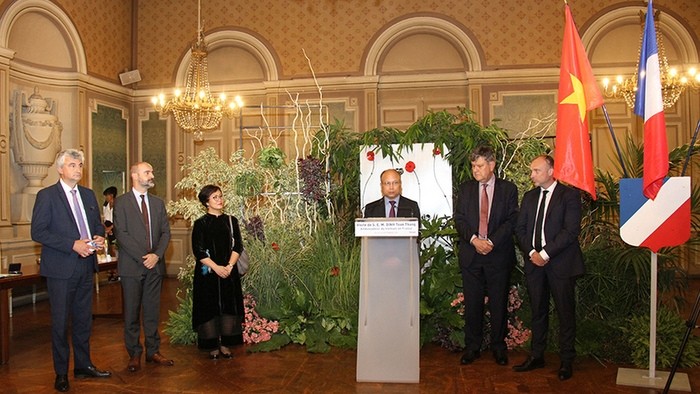 Ambassador Dinh Toan Thang speaks at the investment and business promotion conference between Vietnam and French localities. (Photo: NDO)
