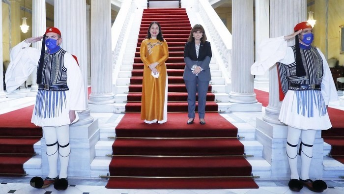 Vice President Vo Thi Anh Xuan (L) and Greek President Katerina Sakellaropoulou. (Photo: VNA)