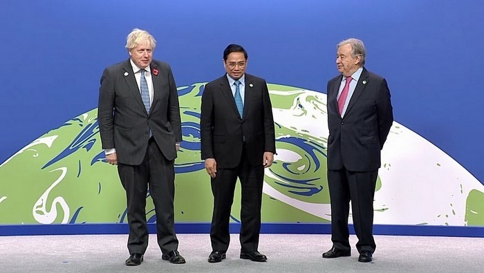 UK Prime Minister Boris Johnson and UN Secretary-General Antonio Guterres welcome Prime Minister Pham Minh Chinh to the COP26. (Photo: VNA)