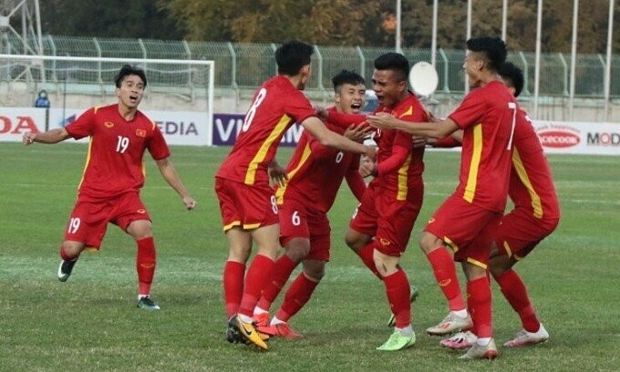 Ho Thanh Minh (third from right) celebrates with teammates after opening the scoring for Vietnam U23s. (Photo: Vnexpress)