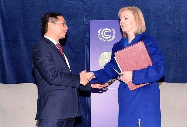 Minister of Foreign Affairs Bui Thanh Son (L) and British Secretary of State for Foreign, Commonwealth and Development Affairs Elizabeth Truss. (Photo: baoquocte.vn)