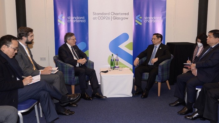 PM Pham Minh Chinh receives Chairman of Standard Chartered Bank, José Vinals. (Photo: NDO)