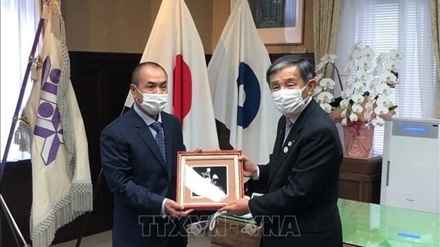 Wakayama Mayor Nisaka Yoshinobu (R) presents a gift to Vietnamese Consul General Nguyen Hong Ha (Photo: VNA)