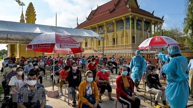 People are queuing up to get vaccinated in Phnom Penh, Cambodia. (Photo: AFP/VNA)