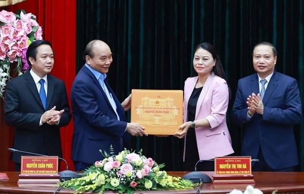 President Nguyen Xuan Phuc (second from left) presents a gift to Ninh Binh officials on November 2. (Photo: VNA)