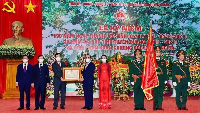Poliitburo member Vo Van Thuong presents third-class Independence Order to Tuyen Quang province. (Photo: NDO)