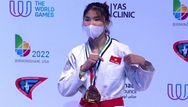 Dang Thi Huyen of Vietnam wins  a gold medal at the on-going Jiu-Jitsu World Championships in Abu Dhabi, the United Arab Emirates (UAE). (Photo: qdnd.vn)