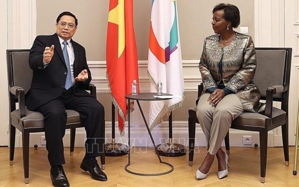 Prime Minister Pham Minh Chinh (L) and Louise Mushikiwabo, Secretary-General of the International Organisation of La Francophonie (OIF) (Photo: VNA)