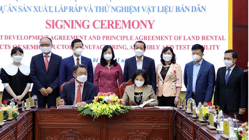 The signing ceremony of the semiconductor project