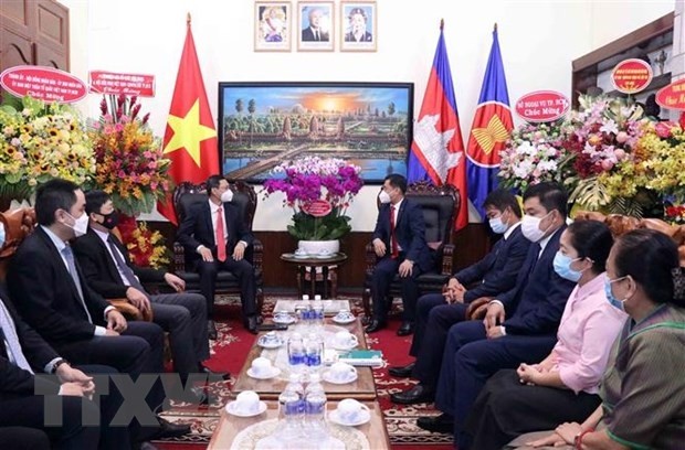 Delegates at the meeting at the Consulate General of Cambodia in Ho Chi Minh city. (Photo: VNA)