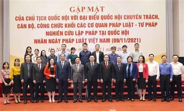 NA Chairman Vuong Dinh Hue (C, 1st line) and full-time deputies, officials and civil servants of the legislature's legal-judicial agencies (Photo: VNA)