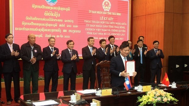 Chairman of Thai Binh province's People's Committee Nguyen Khac Than signs friendly cooperation agreement for 2021-2026 between the two provinces (Photo: VNA)