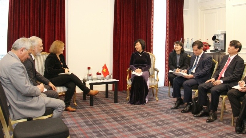 Deputy Head of the CPV Central Committee’s Commission for External Relations Nguyen Thi Hoang Van meets Head of CPF’s Commission for External Relations Lydia Samarbakhsh.