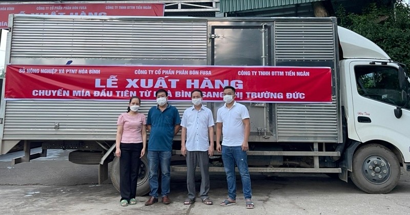 Representatives of the agricultural sector of Hoa Binh province and import-export enterprises at the ceremony to export the first batch of sugarcane to Germany.