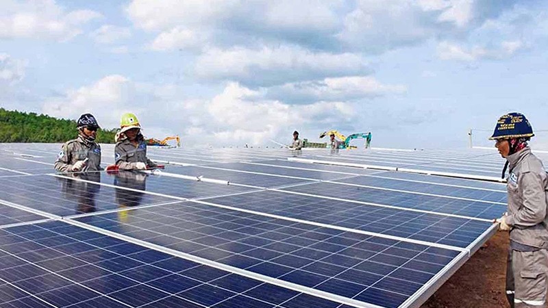 Installing a solar panel system at the Thanh Thanh Cong Krong Pa Solar Power Plant (Gia Lai). Photo: MINH TRIEU