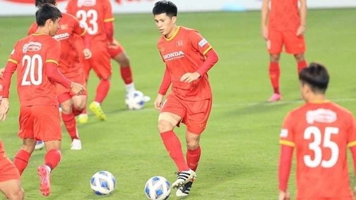 Injured defender Tran Dinh Trong back to training with his teammates in Hanoi on November 8, 2021. (Photo: Vietnam Football Federation)