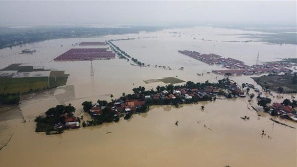 Flooding caused by heavy downpours in Bekasi, West Java, Indonesia. (Photo: AFP/VNA)