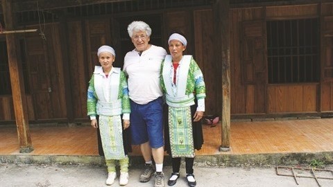 Alain Dussarps, Vice President of the France-Vietnam Friendship Association (AAFV) (centre), poses with two ethnic minority women in Cao Bang. (Photo: lecourrier.vn)