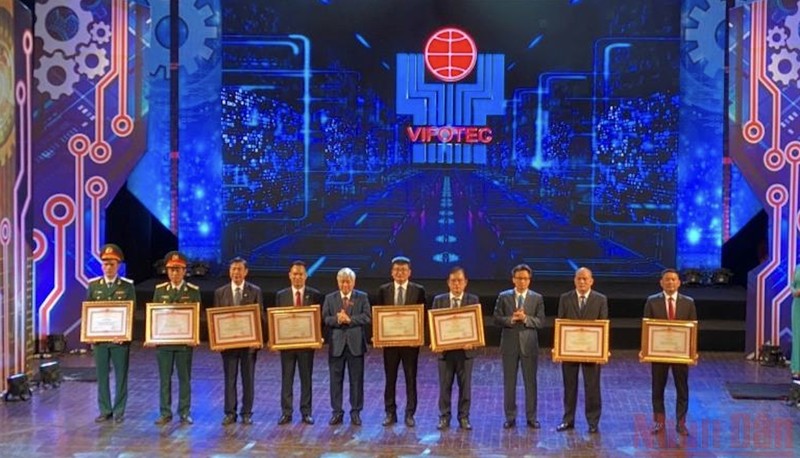 Secretary of the Party Central Committee (PCC) cum President of the Vietnam Fatherland Front Do Van Chien and Member of the PCC cum Deputy Prime Minister Vu Duc Dam present awards to authors and groups of authors with winning works. (Photo: NINH CO)