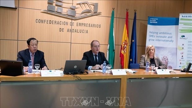 Vietnamese Ambassador to Spain Hoang Xuan Hai (left) attends a forum on new business and investment opportunities in Vietnam for Spanish companies co-held by the Embassy of Vietnam and the Confederation of Entrepreneurs of Andalusia (CEA). (Photo: VNA)