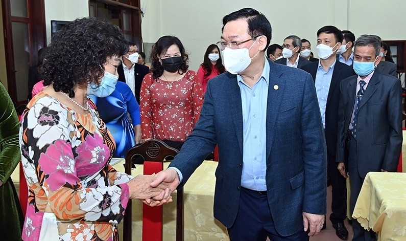 NA Chairman Vuong Dinh Hue meets residents of residential area No.6 in Quan Thanh ward, Ba Dinh district, Hanoi. (Photo: Duy Linh)