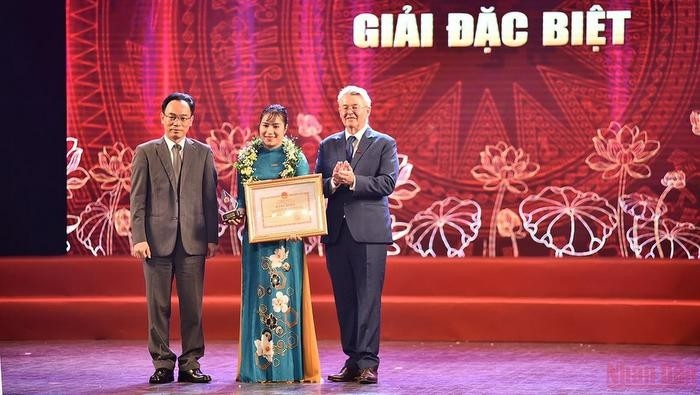 The special prize of the national press contest on the cause of Vietnamese education in 2021. (Photo: NDO)