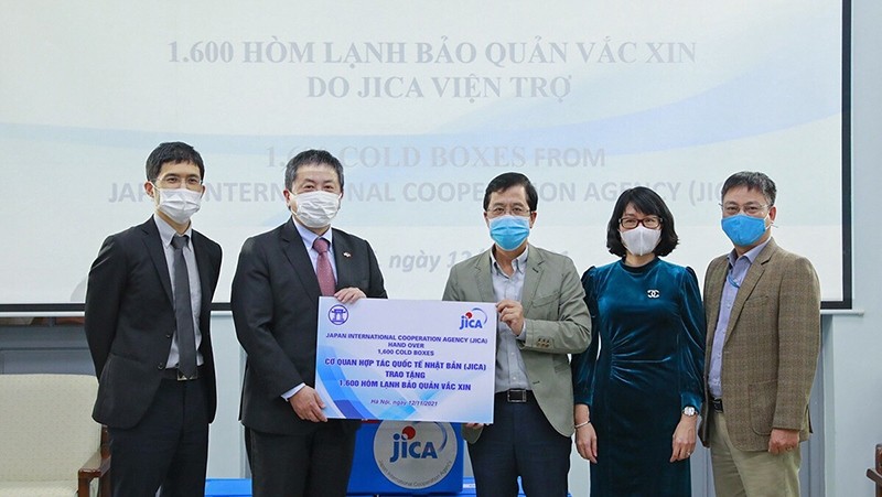 Chief Representative of the JICA Vietnam Office Shimizu Akira (2nd from left) and Director of NIHE Dang Duc Anh (3rd from left) at the ceremony. (Photo: JICA Vietnam)