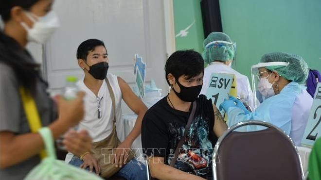 Bangkok residents are vaccinated against COVID-19. (Photo: Xinhua/VNA)