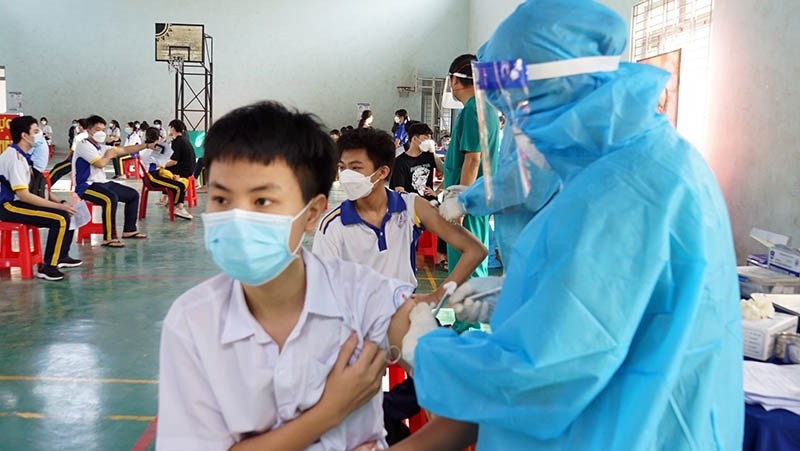 Schoolchildren in Binh Duong Province are vaccinated against COVID-19.