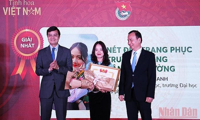 Bui Mai Anh, the first-prize winner, receives the awards. (Photo: NDO)