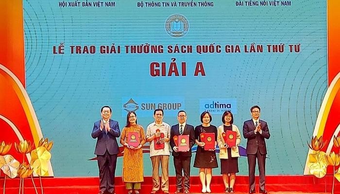 Party official Nguyen Trong Nghia and Deputy PM Vu Duc Dam present A prizes to winners. (Photo: NDO)