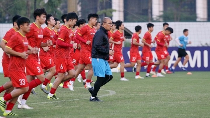 Head coach Park Hang-seo joins with his players in a training session on November 13. (Photo: VFF)