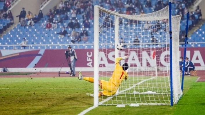 Al Shehri's looping header edges over the line despite the best efforts of goalkeeper Bui Tan Truong. (Photo: AFC)
