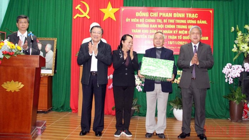 Head of the PCC’s Commission for Internal Affairs Phan Dinh Trac presents gifts to the Residential Area No.3 Phan Chu Trinh, in Ward 9, Da Lat city. (Photo: Mai Van Bao)